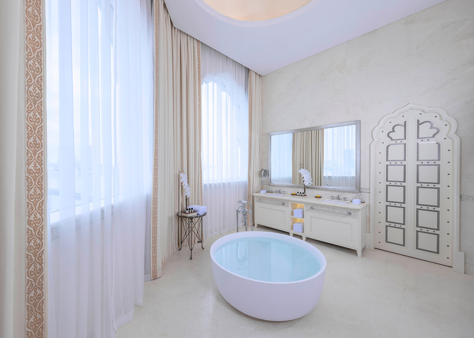 Royal suite bathroom copy 1